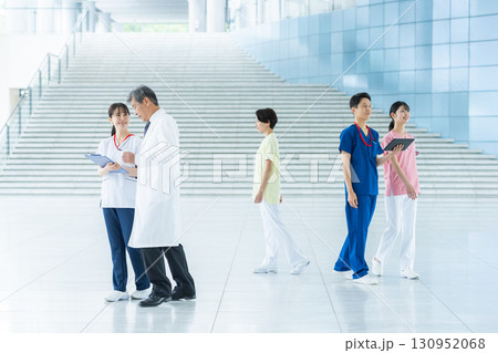 病院で働く医療スタッフ 130952068