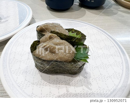 美味しそうな蟹味噌の軍艦巻き寿司 130952071