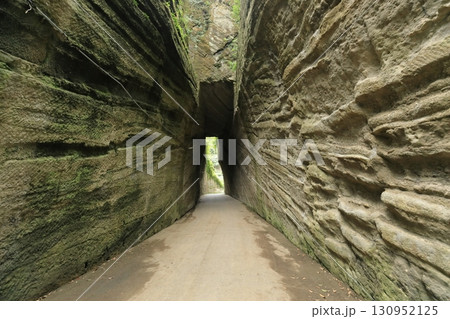 燈籠坂大師の切通しトンネル（千葉県富津市） 130952125