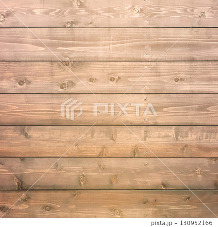 木目や節のある茶色の板が水平に打ち付けられた正方形の背景画像 130952166
