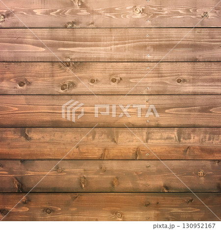 木目や節のある黄褐色の板が水平に打ち付けられた正方形の背景画像 130952167