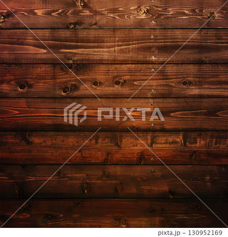 木目や節のある焦げ茶色の板が水平に打ち付けられた正方形の背景画像 130952169
