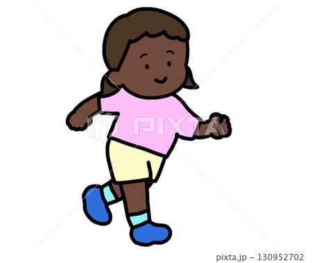 笑顔で走る黒人の女の子 130952702