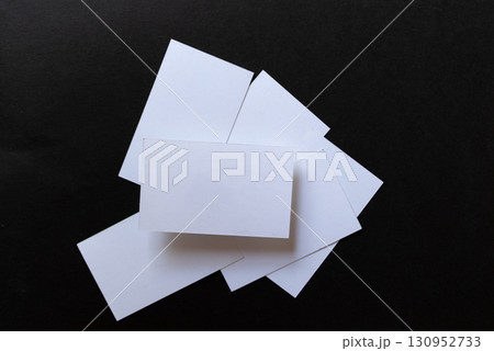 黒背景に白いカード 黒背景に白いカード 130952733