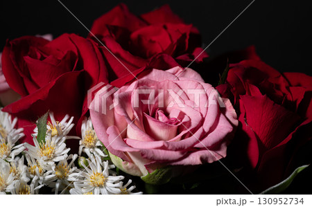 花瓶に生けた薔薇の花 花瓶に生けた薔薇の花 130952734