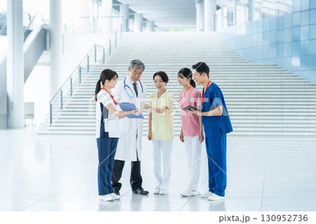 病院で働く医療スタッフ 130952736