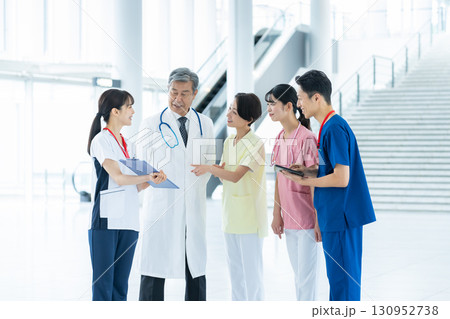 病院で働く医療スタッフ 病院で働く医療スタッフ 130952738