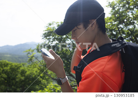 登山を楽しむ男性 130953185