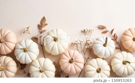 白いカボチャのオブジェが並ぶナチュラルなイメージ背景 130953263