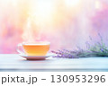 薄紫色のラベンダーの花束と、透明なカップから立ち上る湯気が、穏やかで心地よいアロマテラピーの空間を演 130953296