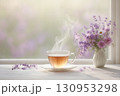 薄紫色のラベンダーの花束と、透明なカップから立ち上る湯気が、穏やかで心地よいアロマテラピーの空間を演 130953298
