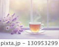 薄紫色のラベンダーの花束と、透明なカップから立ち上る湯気が、穏やかで心地よいアロマテラピーの空間を演 130953299