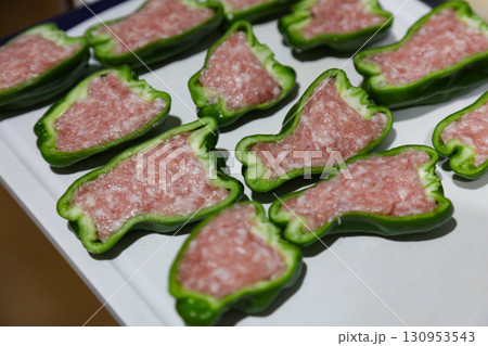 ピーマンの肉詰めを作る様子 130953543