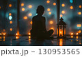 キャンドルに囲まれて瞑想する女性のシルエット 130953565