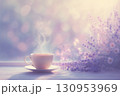 薄紫色のラベンダーの花と、カップから立ち上る湯気が、穏やかで心地よいアロマテラピーの空間を演出 130953969