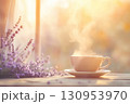 薄紫色のラベンダーの花と、カップから立ち上る湯気が、穏やかで心地よいアロマテラピーの空間を演出 130953970