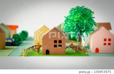 隣の家の樹木が越境　越境した隣家の木の枝　敷地を超えた庭木　管理不全空き家　特定空き家 130953975