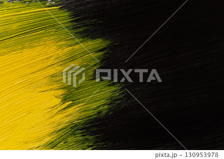 黄色と黒色の背景 130953978