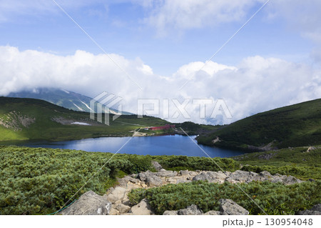 美しい白馬大池と山小屋 130954048