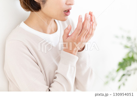 口臭チェックをするミドル女性 130954051