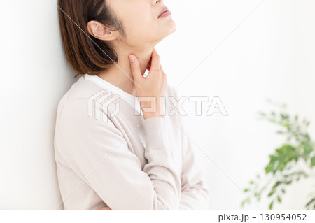 喉の痛みに苦しむミドル女性 130954052