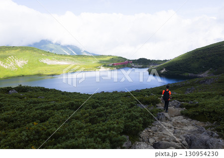 美しい白馬大池に向かって歩く登山者 美しい白馬大池に向かって歩く登山者 130954230