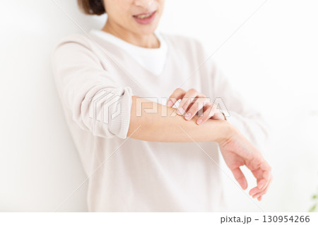 体の痒みに苦しむミドル女性 130954266