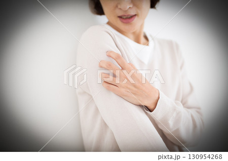 体の痒みに苦しむミドル女性 体の痒みに苦しむミドル女性 130954268