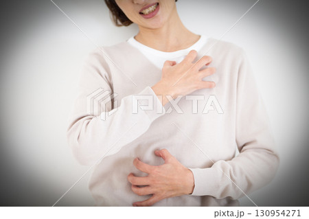 体の痒みに苦しむミドル女性 130954271