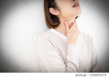 喉の痛みに苦しむミドル女性 喉の痛みに苦しむミドル女性 130954274