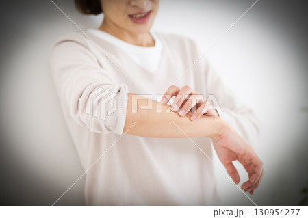 体の痒みに苦しむミドル女性 体の痒みに苦しむミドル女性 130954277