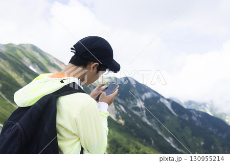 北アルプスの稜線を歩く男性 北アルプスの稜線を歩く男性 130955214