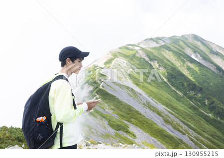 北アルプスの稜線を歩く男性 北アルプスの稜線を歩く男性 130955215