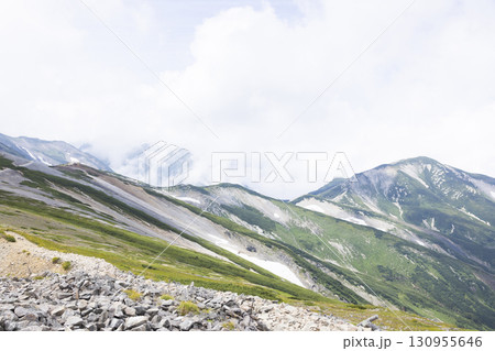 雲に覆われる北アルプスの美しい稜線 雲に覆われる北アルプスの美しい稜線 130955646