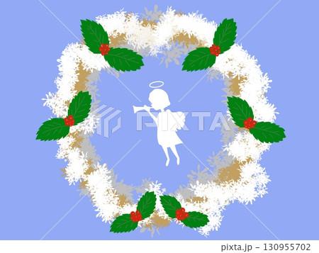 小さな天使が笛を吹くシルエットのクリスマスリース、雪、柊、赤実 小さな天使が笛を吹くシルエットのクリスマスリース、雪、柊、赤実 130955702