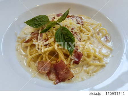 Creamy Pasta Carbonara with Bacon and Basil 130955841