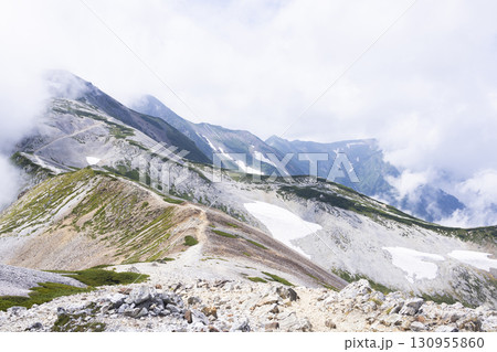 雲に覆われる北アルプスの美しい稜線 雲に覆われる北アルプスの美しい稜線 130955860