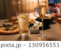 オシャレな居酒屋での乾杯シーン オシャレな居酒屋での乾杯シーン 130956551