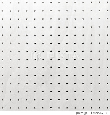 木目のある正方形の白い有孔ボードの背景画像 130956725