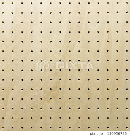 木目のある正方形の有孔ボードの背景画像 木目のある正方形の有孔ボードの背景画像 130956726