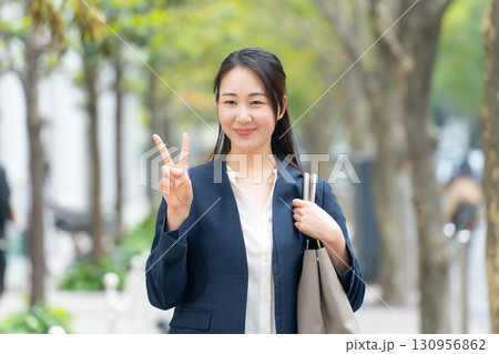 女性 ビジネス 屋外 ピース 女性 ビジネス 屋外 ピース 130956862