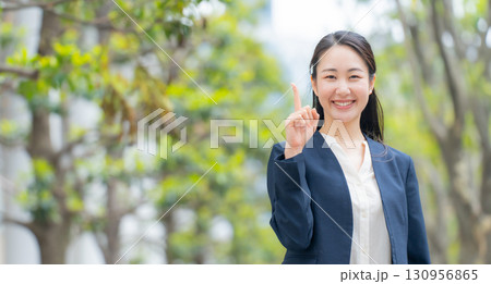 女性　ビジネス　屋外　指差し 130956865