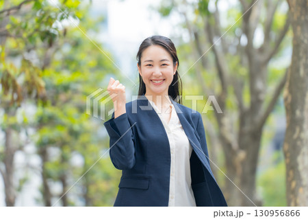 女性　ビジネス　屋外　ガッツポーズ 130956866