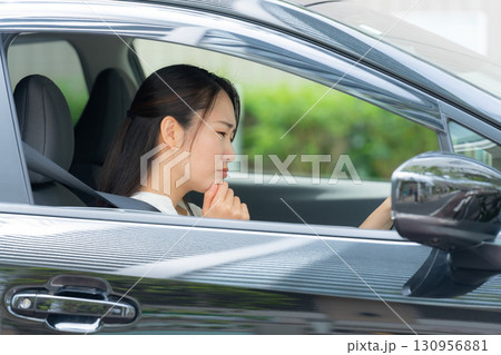 車を運転する女性 パニック 車を運転する女性 パニック 130956881