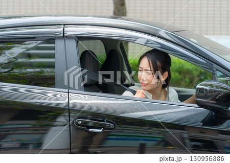 車を運転する女性 パニック 車を運転する女性 パニック 130956886