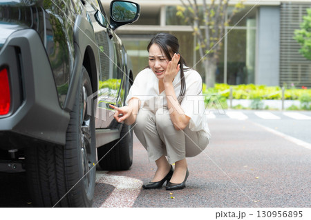 車を確認する女性 130956895