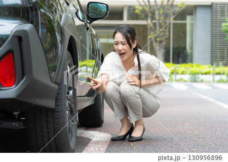 車を確認する女性 130956896