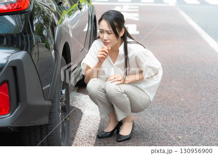 車を確認する女性 130956900