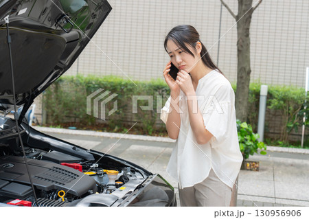 車　故障　悩む　スマホ 130956906