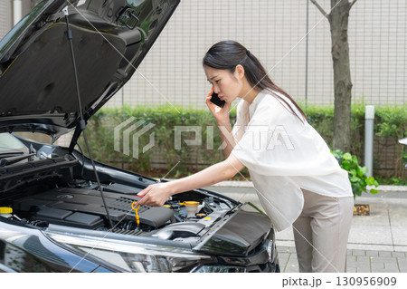 車　故障　悩む　スマホ 130956909